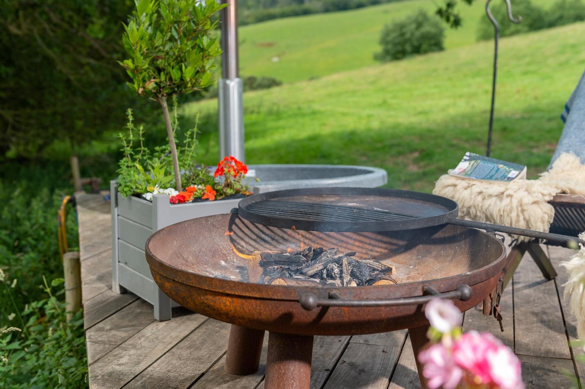 Tilbury Shepherd Huts With Hot Tubs Plus Holiday Cottages West Bagborough Exteriér fotografie